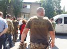 Боевые побратимы во время церемонии прощания