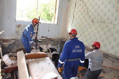 Спасатели разгребают завалы в доме на ул. Бурмистенко, 12