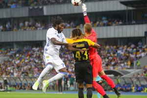 Нападаючий київського ”Динамо” Дьємерсі Мбокані (у білій формі) бореться із захисником ”Янг Бойз” Кевіном Мбабу та воротарем швейцарської команди Давидом фон Бальмосом