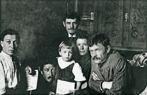 Малий Олег Кандиба з батьками (в центрі) та роди­чами
