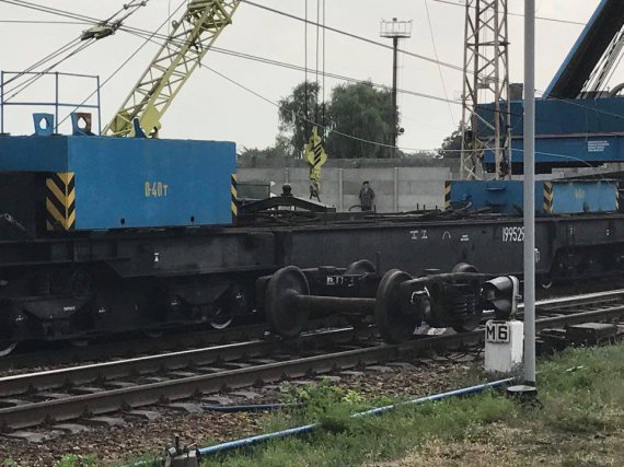 Під Дніпром вантажний потяг зійшов з рейок
