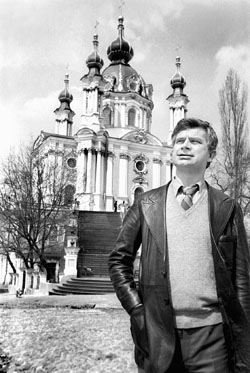 Анатолій Солов'яненко біля Андріївської церкви