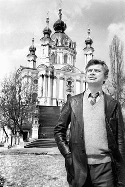 Анатолій Солов'яненко біля Андріївської церкви