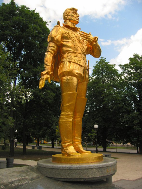 Пам'ятник Анатолію Солов'яненко в Донецьку вкритий сусальним золотом, його "ноги" часто псують вандали