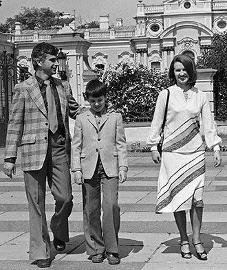 Анатолій Солов'яненко з дружиною Світланою і старшим сином Андрієм біля Маріїнського палацу в Києві