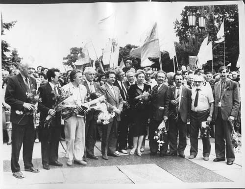 На світлині у 1-му ряду (зліва направо) Левко Горохівський, Олесь Шевченко, Степан Хмара, Михайло Горинь, Ірина Калинець, В’ячеслав Чорновіл, Богдан Горинь, Генріх Алтунян, Михайло Косів. Київ, 24 серпня 1991 р.