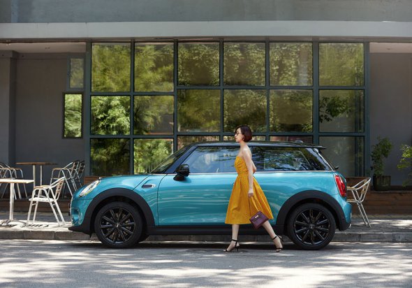 Китайський блогер продала 100 MINI за 4 хвилини