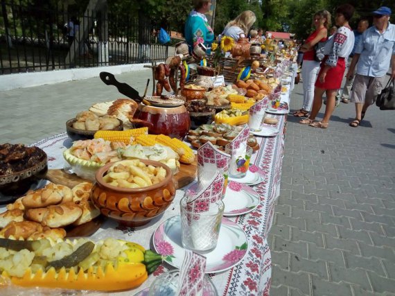 В Радехове установили рекорд Украины, накрыв самый длинный стол