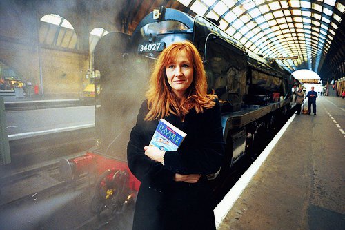 Ідея написати книгу про школу магії і її учні Гаррі Поттера прийшла Джоан Роулінг в поїзді