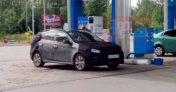 Рейлінги на даху, накладки на порогах і колісних арках показують те, що авто отримало «позашляхову» крос-версію.