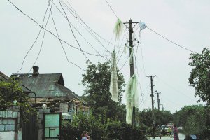 Вихідними епіцентр стихії був у Кривому Розі на Дніпропетровщині. Містом пронісся ураган, випав град завбільшки з перепелине яйце. На фото — фіранки з осель вітром розносило околицями міста. Деякі зачепилися за обірвані електродроти