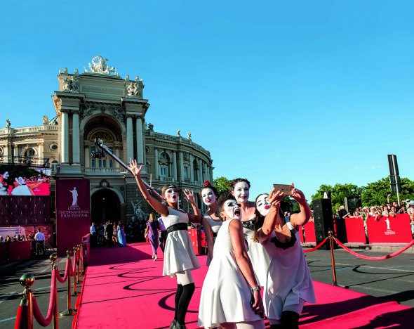 Учасниці київського театрально-музичного гурту Dakh Daughters фотографуються на червоній доріжці біля Одеського оперного театру. Тут відбулася церемонія закриття VIII Одеського міжнародного кінофестивалю 