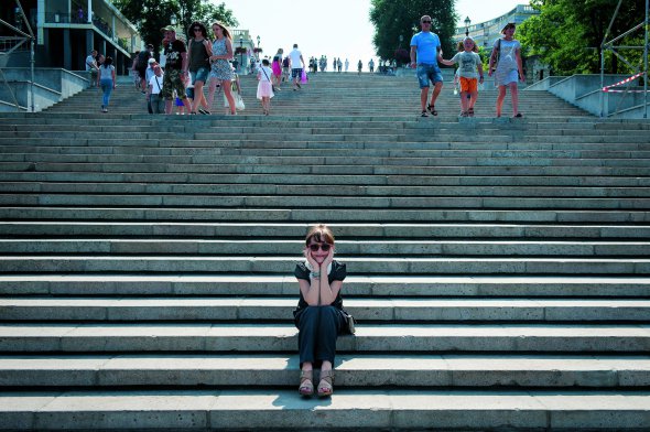 Французька актриса Ізабель Юппер сидить на Потьомкінських сходах. – Давно хотіла приїхати в Україну й Одесу, – каже вона. – По-особливому ставлюся до вашої країни. Кілька років тому я знімалася у фільмі ”Повінь” одеського режисера Ігоря Мінаєва. Тому дуже хочу повернутися сюди і зробити стрічку в Україні. На ОМКФ Ізабель Юппер отримала почесного ”Золотого Дюка” за внесок у кіномистецтво