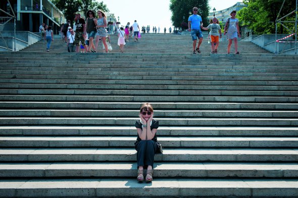 Французька актриса Ізабель Юппер сидить на Потьомкінських сходах. – Давно хотіла приїхати в Україну й Одесу, – каже вона. – По-особливому ставлюся до вашої країни. Кілька років тому я знімалася у фільмі ”Повінь” одеського режисера Ігоря Мінаєва. Тому дуже хочу повернутися сюди і зробити стрічку в Україні. На ОМКФ Ізабель Юппер отримала почесного ”Золотого Дюка” за внесок у кіномистецтво