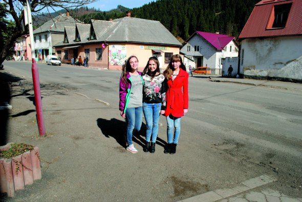 Романа, Эрика и Виктория (слева направо) вышли после уроков в школе на улицу. Девушки – отличницы. Все собираются поступить в вузы и связывают будущую профессию с английским языком. 