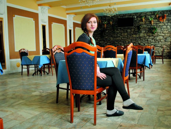 Виктория Варга сидит в пустом ресторане в единственном отеле Делового. Здесь работает официанткой.