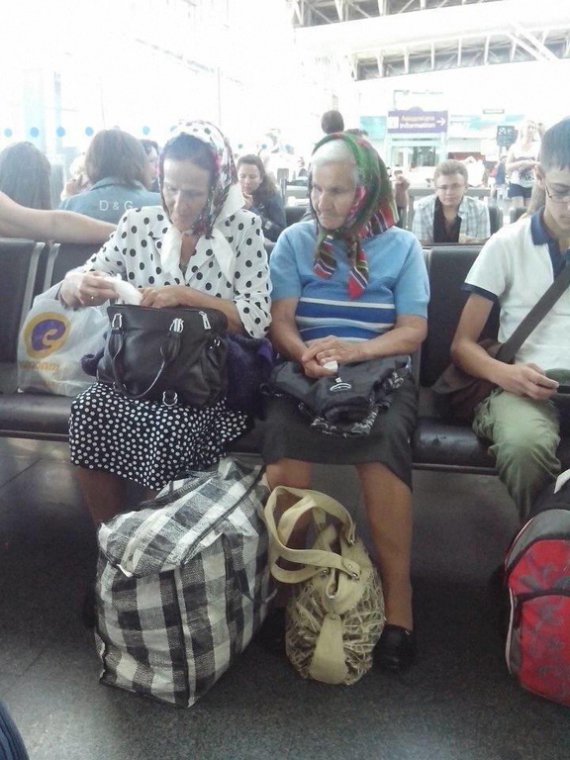 Женщины из фольклорного ансамбля в аэропорту "Борисполь", летят в Будапешт на фестиваль