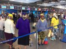 Женщины из фольклорного ансамбля в аэропорту "Борисполь", летят в Будапешт на фестиваль