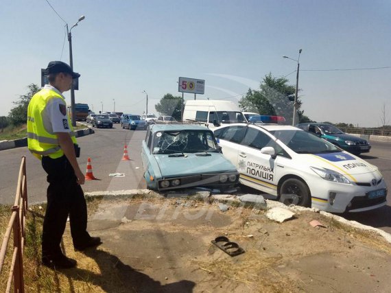 Глухонімий водій "ВАЗу" врізався у авто патрульних