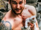 Откровенные фото мужчин: ветераны АТО сделали фотосессию с котами