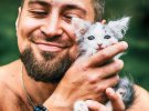 Откровенные фото мужчин: ветераны АТО сделали фотосессию с котами