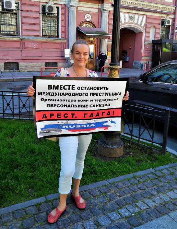 Пікет на підтримку України. Росіяни закликають іноземні консульства зупинити Путіна