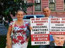 Пікет на підтримку України. Росіяни закликають іноземні консульства зупинити Путіна