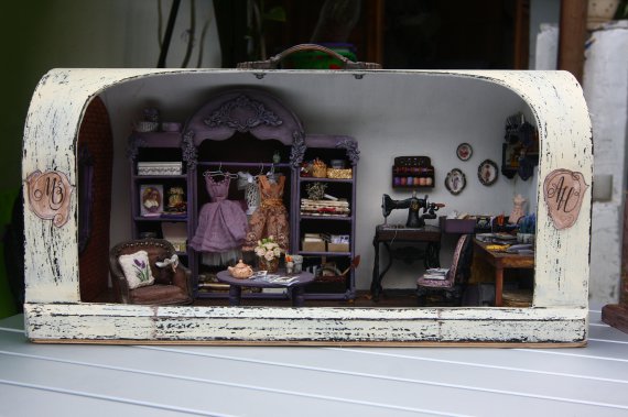 Игрушечную комнату Мария Видейко сделала из футляра от швейной машинки