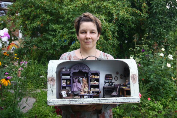 Мария Видейко делает миниатюрные мебель для кукол