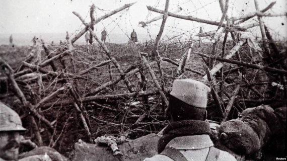 Немецкие солдаты идут к окопу французских солдат и предлагают им сдаться. Массиж, северо-восточная Франция. Точная дата снимка неизвестна.
