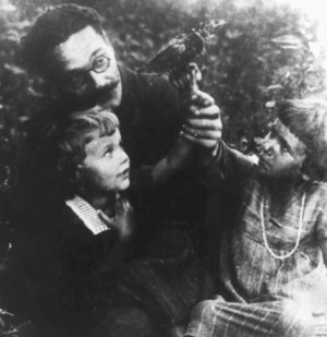 Сергій Пилипенко з доньками Асею й Мірталою роздивляються птаха. Письменник жив у будинку ”Слово” в Харкові. У листопаді 1933 року його арештували, за чотири місяці розстріляли