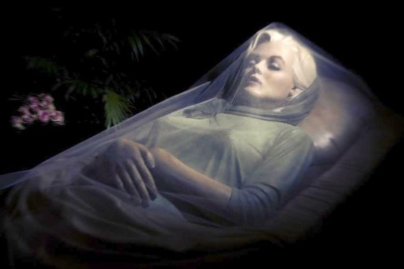 Гиперреалистичная скульптура Монро в гробу