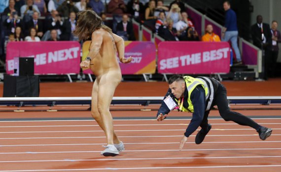 Голый мужчина пробежал по стадиону перед финалом забега на чемпионате мире в Лондоне