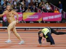 Голый мужчина пробежал по стадиону перед финалом забега на чемпионате мире в Лондоне