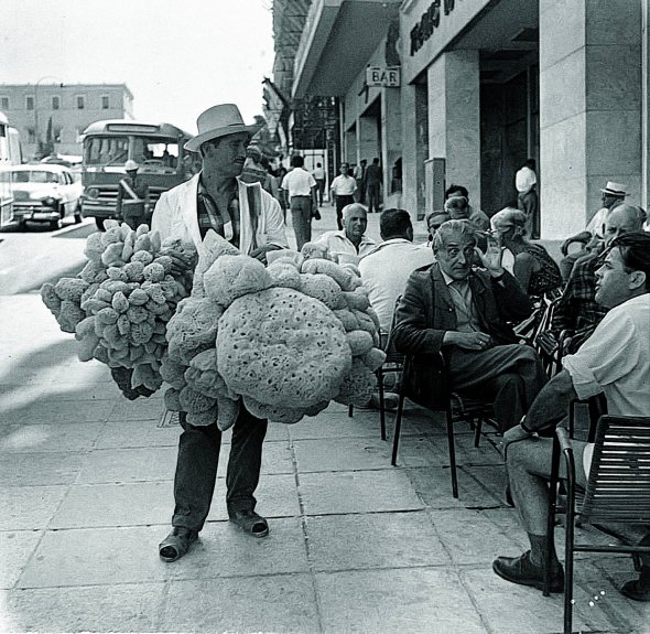 12 серпня 1963 року продавець губок пропонує свій товар на площі Конституції у центрі грецької столиці Афіни. Губок ловлять у морі. Використовують як мочалки