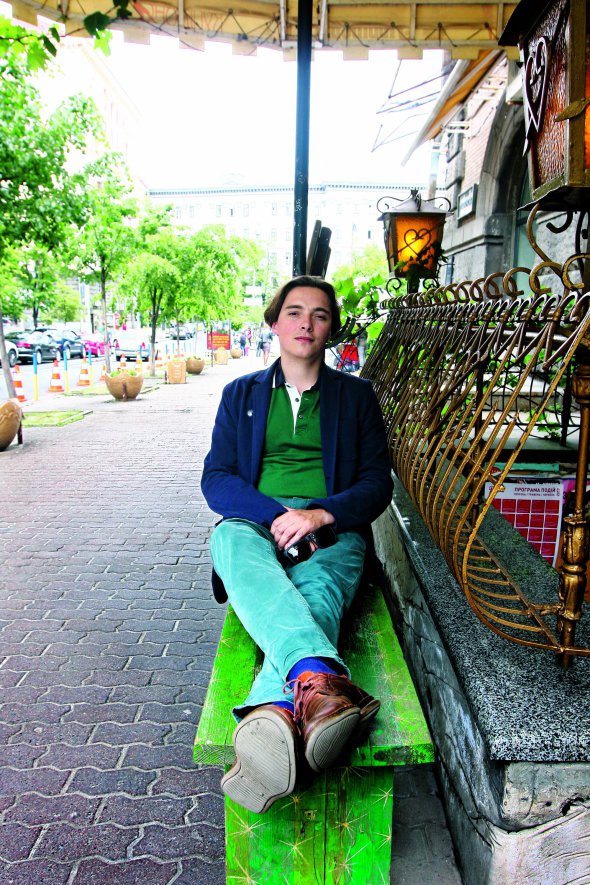 Андрій ЛЮБКА, 29 років, письменник. Народився 3 грудня 1987-го в латвійській Ризі, де навчалася його матір. Дитинство провів у місті Виноградів Закарпатської області. Закінчив Мукачівське військове училище, українську філологію Ужгородського національного університету і Варшавський університет та здобув ступінь магістра з балканських студій. На президентських виборах у Білорусі 2006 року був спостерігачем та брав участь у акціях протесту. Просидів 15 діб у тамтешній в'язниці. 2012-го разом із Dj Dimka Special-K видав альбом аудіовіршів ”Перед вибухом поцілуємося”, а за рік – альбом аудіопоезії ”Я ненавиджу ранки”. Тоді ж зіграв головну роль поета-ловеласа в кліпі гурту Rock-H на пісню ”До милої”. Автор трьох збірок поезій, чотирьох книжок есеїв, колонок і роману ”Карбід”. Переклав із польської чотири збірки віршів Богдана Задури та книжку репортера Лідії Осталовської ”Акварелі”. Із сербської переклав роман ”Комо” Срджана Валяревича, з хорватської – поетичну збірку Марка Поґачара ”Людина вечеряє в капцях свого батька”. Колумніст видань ”Радіо Свобода”, ”Збруч”, ”День”. Його твори перекладені англійською, німецькою, китайською, португальською, російською, чеською, польською, сербською, македонською, литовською, словацькою, румунською та турецькою мовами. Живе в Ужгороді. Любить рибалити. Має наречену Юлію