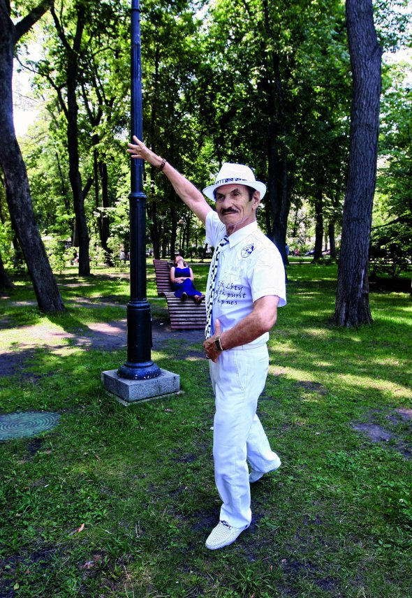 Григорій ЧАПКІС, 87 років, хореограф. Народився 24 лютого 1930-го в молдовському Кишиневі. Батько був лимарем (виготовляв шкіряні речі. – Країна), мати вела хатнє господарство. ”Батьки виховували семеро дітей. Жили дуже бідно. Їли макуху, спали на нарах, на які стелили мішки з соломою. Вперше вдягнув взуття у 8 років. До того ходив босий або в постолах”. Закінчив залізничне училище та Київський інститут культури. Був танцівником ансамблю пісні й танцю ”Трудові резерви”, хореографом у столичному театрі імені Івана Франка, директором-розпорядником Театру на Лівому березі. 27 років виступав у складі ансамблю танцю під керуванням Павла Вірського. 2007-го відкрив у Києві ”Школу танців Чапкіса”. Мав свій ансамбль ”Терпсихора”. ”Буває, багаті люди запрошують до себе, щоб навчив танцювати”. Видав книжки ”Мої жінки” та ”Любов і танець - секрети довголіття”. Знявся у фільмах ”Осінній вальс”, ”Дорога в нікуди”, ”Гараж”. Любить носити яскравий одяг. Має колекцію костюмів, краваток, капелюхів і сонцезахисних окулярів. Улюблений парфум - Varensia. Подобаються грузинська та італійська кухні. Розлучений утретє. Донька 59-річна Лілія живе в Італії, син Григорій, 35 років, - у США. Обоє - хореографи. Очолюють танцювальні школи Chapkis Dance