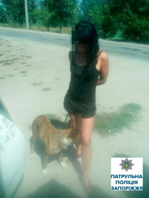 Девушка выгуливала собаку бойцовской породы без намордника. Пес набросился на отдыхающего на пляже