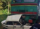 Чотири людини у легковому автомобілі ВАЗ загинули через зіткнення із пасажирським потягом Київ-Ворохта