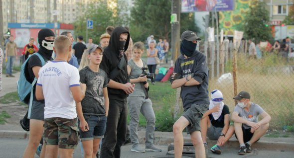 На вулиці Ревуцького активісти, що були проти заправки, побились із місцевими мешканцями, які виступали за побудову еко-АЗС
