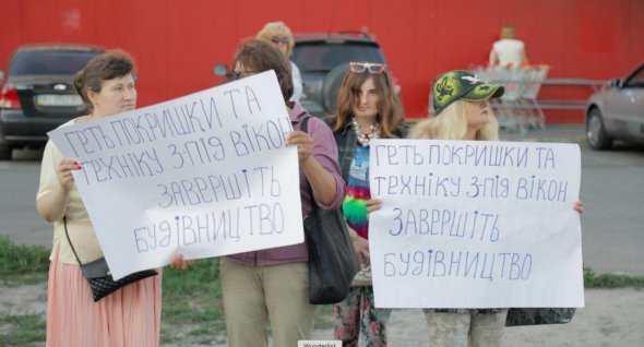 На улице Ревуцкого активисты, которые были против заправки, подрались с местными жителями, которые выступали за построение эко-АЗС