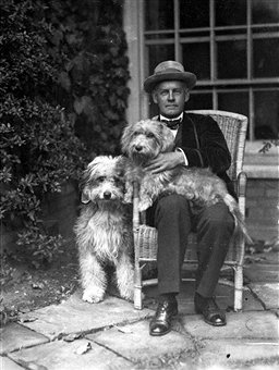 Письменник Джон Голсуорсі (1867–1933) тримав удома трьох собак, стількох же котів та двоє коней. Для їх догляду наймав прислугу