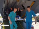 Медики транспортируют очередного раненого