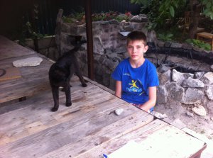 ­Владислав ­Шульга із Золотоноші на Черкащині сидить на власному подвір’ї за столом. Ходить у дев’ятий клас. Мріє стати ряту­вальником