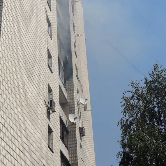 Мужчина выпрыгнул из горящей квартиры на 7 этаже. Еще два человека погибли в огне