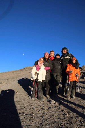 Рокси Геттер из США поднялась на вершину Килиманджаро вместе с семьей.