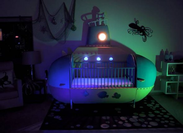 Детская кроватка в виде подводной лодки