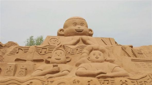 Самую большую в мире песчаную скульптуру возвели в середине пустыни