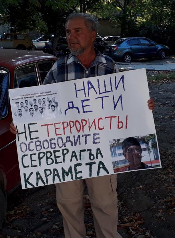 Пожилые люди вышли на улицы Симферополя с плакатами: "Путине! Наши дети не террористы и не экстремисты".