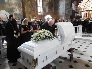 Бізнесмен Борис Фуксман прощається з Іриною Бережною у Трапезному храмі Києво-­Печерської лаври. Він визнав, що є батьком доньки загиблої — Даніелли. ­Збирається ­забрати ­дівчинку в свою сім’ю